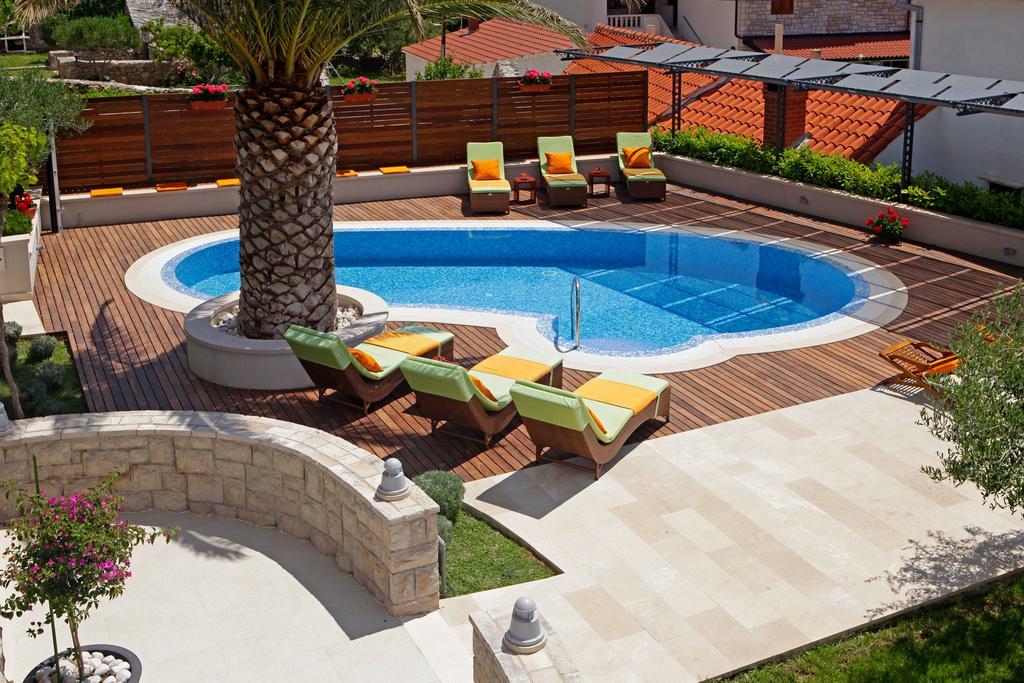 Apartments Diana - New Heated Pool Бол Экстерьер фото